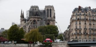 Главната структура на катедралата Нотр Дам e спасена