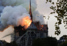 Голем пожар во катедралата  Нотр-Дам во Париз