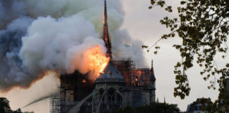 Голем пожар во катедралата Нотр-Дам во Париз