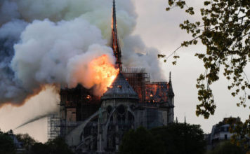 Голем пожар во катедралата Нотр-Дам во Париз