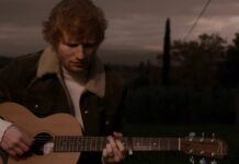 Со нова песна Ед Ширан се врати на сцената , токму навреме за да им ги честита празниците на неговите обожаватели