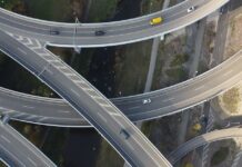 Колумна – За безумието: „Крстосница без знаци, образование без учебници“ !