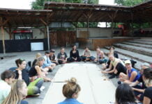 Заврши “Кураторски пракси во контекст “