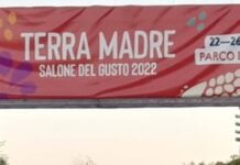 ЕКСКЛУЗИВНО СО ЖИВКО ПОПОВСКИ ЦВЕТИН: Букетот со жолти цвеќиња во рацете на преубава млада девојка пред Дуомо, ја надополни магијата на моите цртежи!