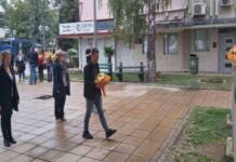 Одбележан 11. Октомври со полагање цвеќе пред спомен-обележјата