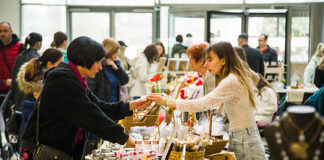 Рачно изработените креации се центар на вниманието на денешниот базар