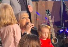 Раде Рогожаров и “Вардарски петли” запеаја во чест на Јанко Узунов