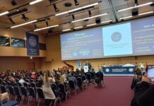 Деканот на Филозофскиот факултет во Загреб проф. д-р Домагој Тончиниќ им врачи благодарници на Н.Е. Милаим Фетаи и на директорката м-р Мими Ѓоргоска Илиевска