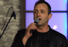 Алабаковски повторно на сцена